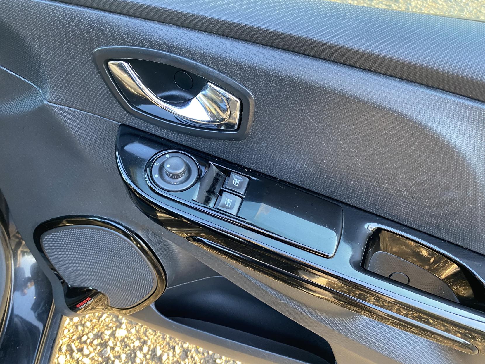 Renault Clio 1.2 16V Dynamique MediaNav Hatchback 5dr Petrol Manual Euro 5 (75 ps)