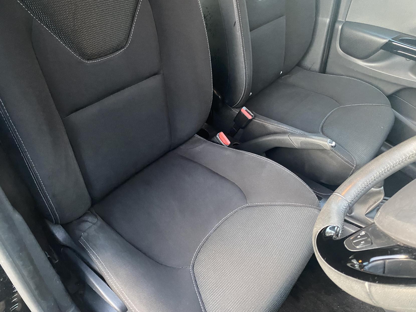 Renault Clio 1.2 16V Dynamique MediaNav Hatchback 5dr Petrol Manual Euro 5 (75 ps)