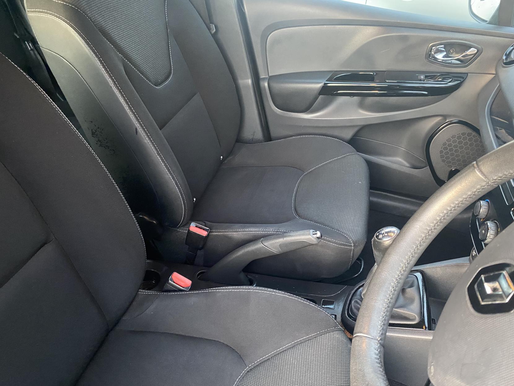 Renault Clio 1.2 16V Dynamique MediaNav Hatchback 5dr Petrol Manual Euro 5 (75 ps)