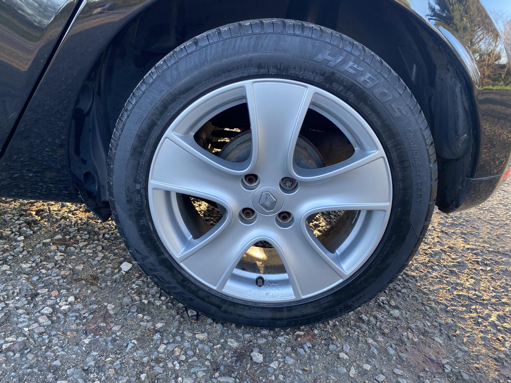 Renault Clio 1.2 16V Dynamique MediaNav Hatchback 5dr Petrol Manual Euro 5 (75 ps)