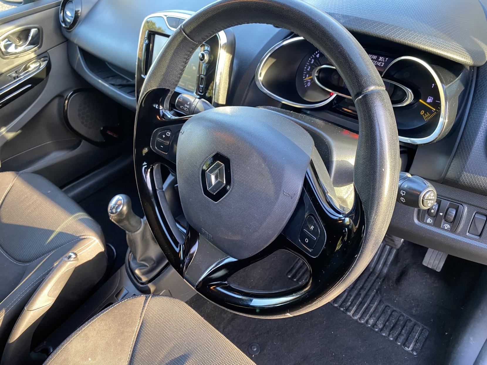 Renault Clio 1.2 16V Dynamique MediaNav Hatchback 5dr Petrol Manual Euro 5 (75 ps)