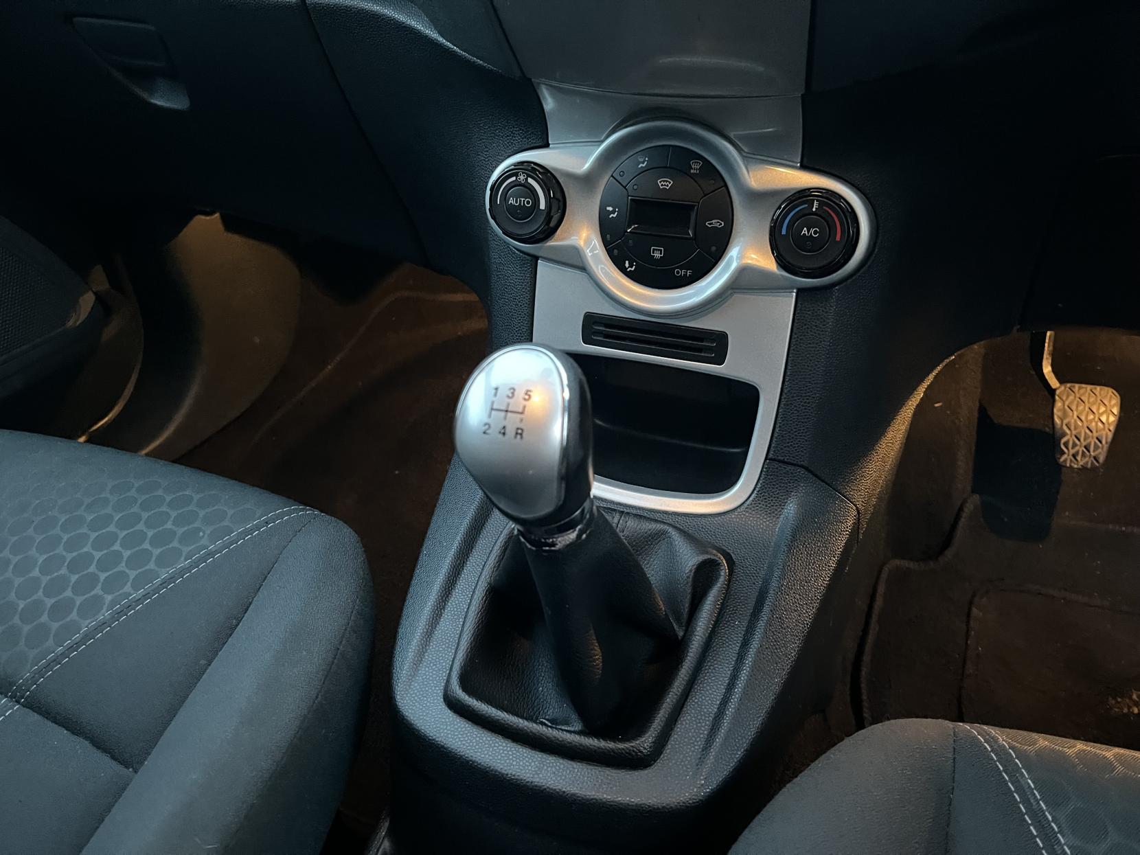 Ford Fiesta 1.4 Titanium Hatchback 5dr Petrol Manual (133 g/km, 94 bhp)