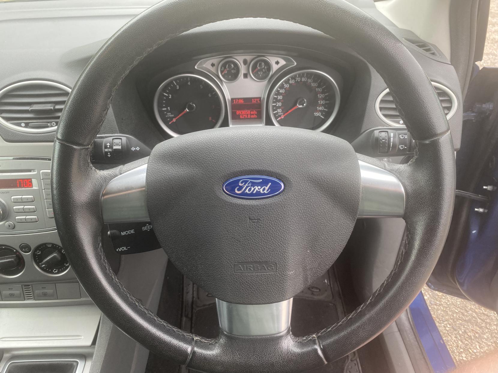 Ford Focus 1.6 Zetec Hatchback 5dr Petrol Manual (161 g/km, 99 bhp)
