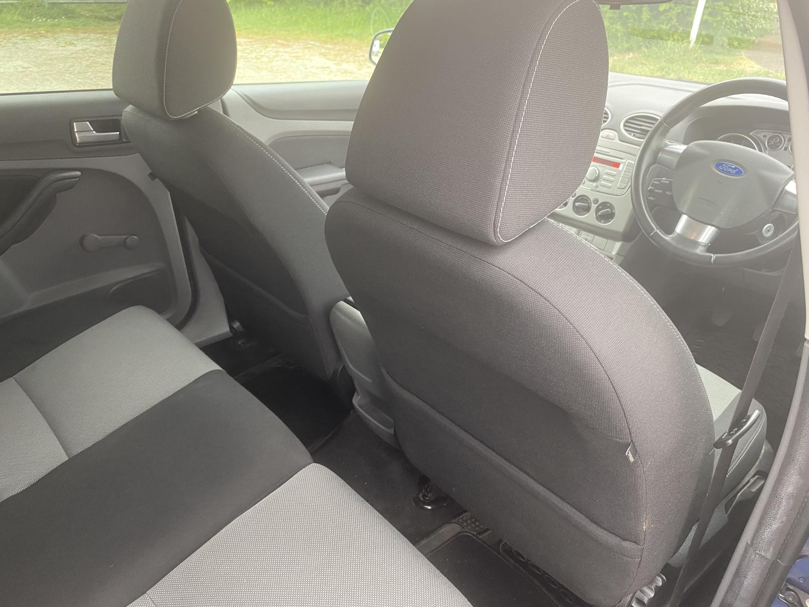 Ford Focus 1.6 Zetec Hatchback 5dr Petrol Manual (161 g/km, 99 bhp)