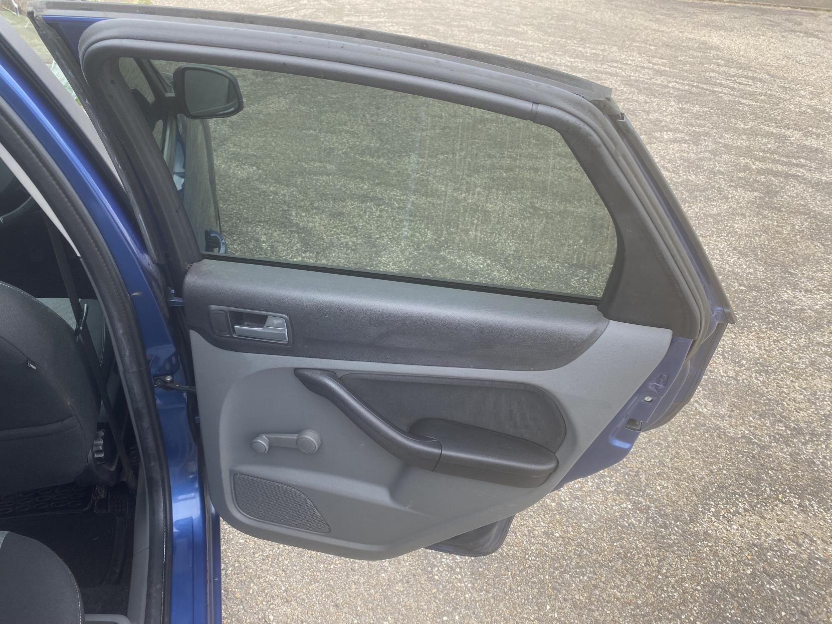 Ford Focus 1.6 Zetec Hatchback 5dr Petrol Manual (161 g/km, 99 bhp)