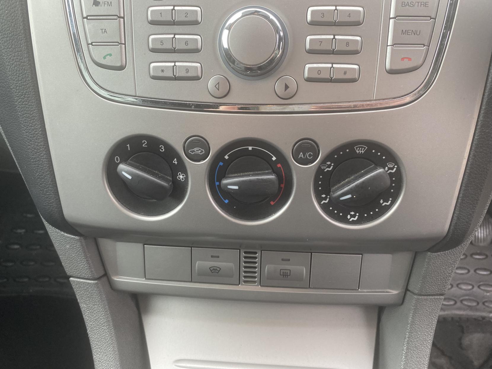 Ford Focus 1.6 Zetec Hatchback 5dr Petrol Manual (161 g/km, 99 bhp)