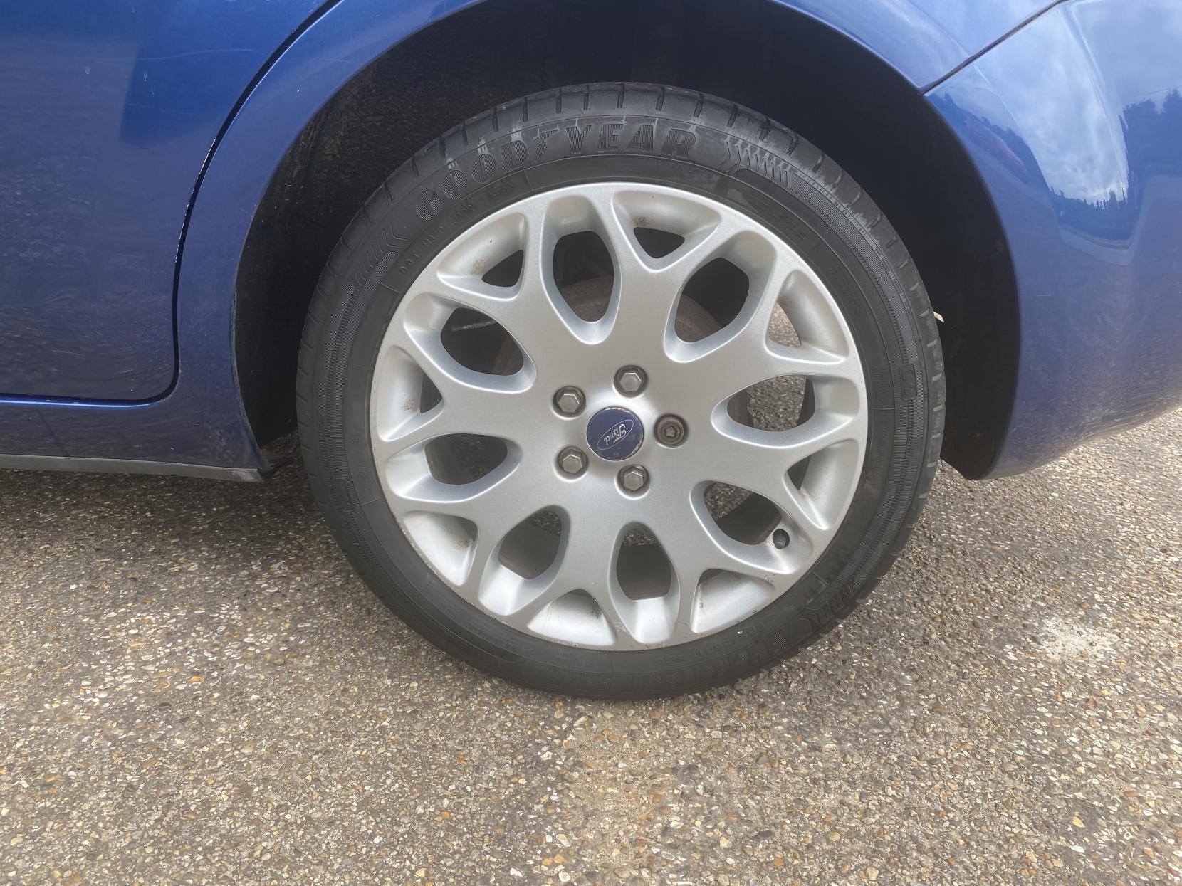 Ford Focus 1.6 Zetec Hatchback 5dr Petrol Manual (161 g/km, 99 bhp)