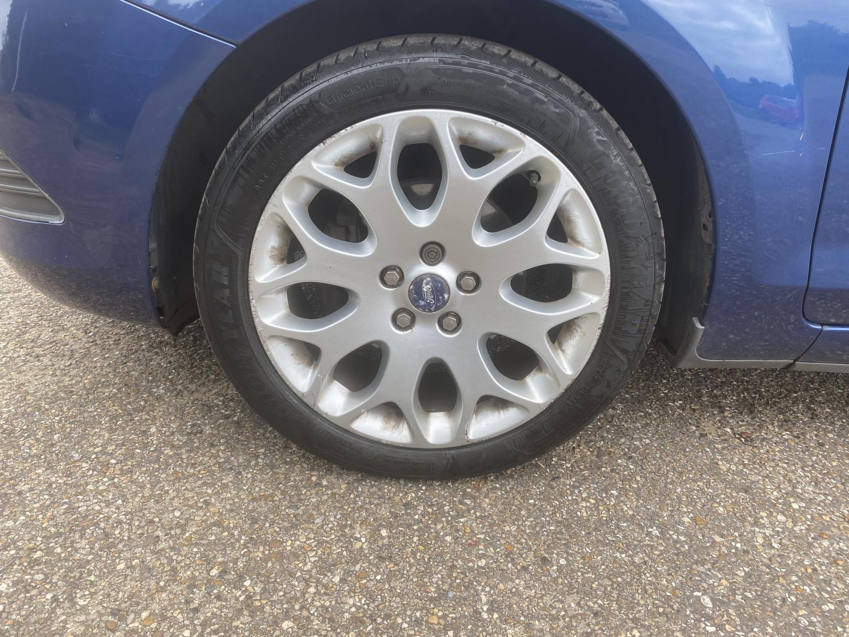 Ford Focus 1.6 Zetec Hatchback 5dr Petrol Manual (161 g/km, 99 bhp)