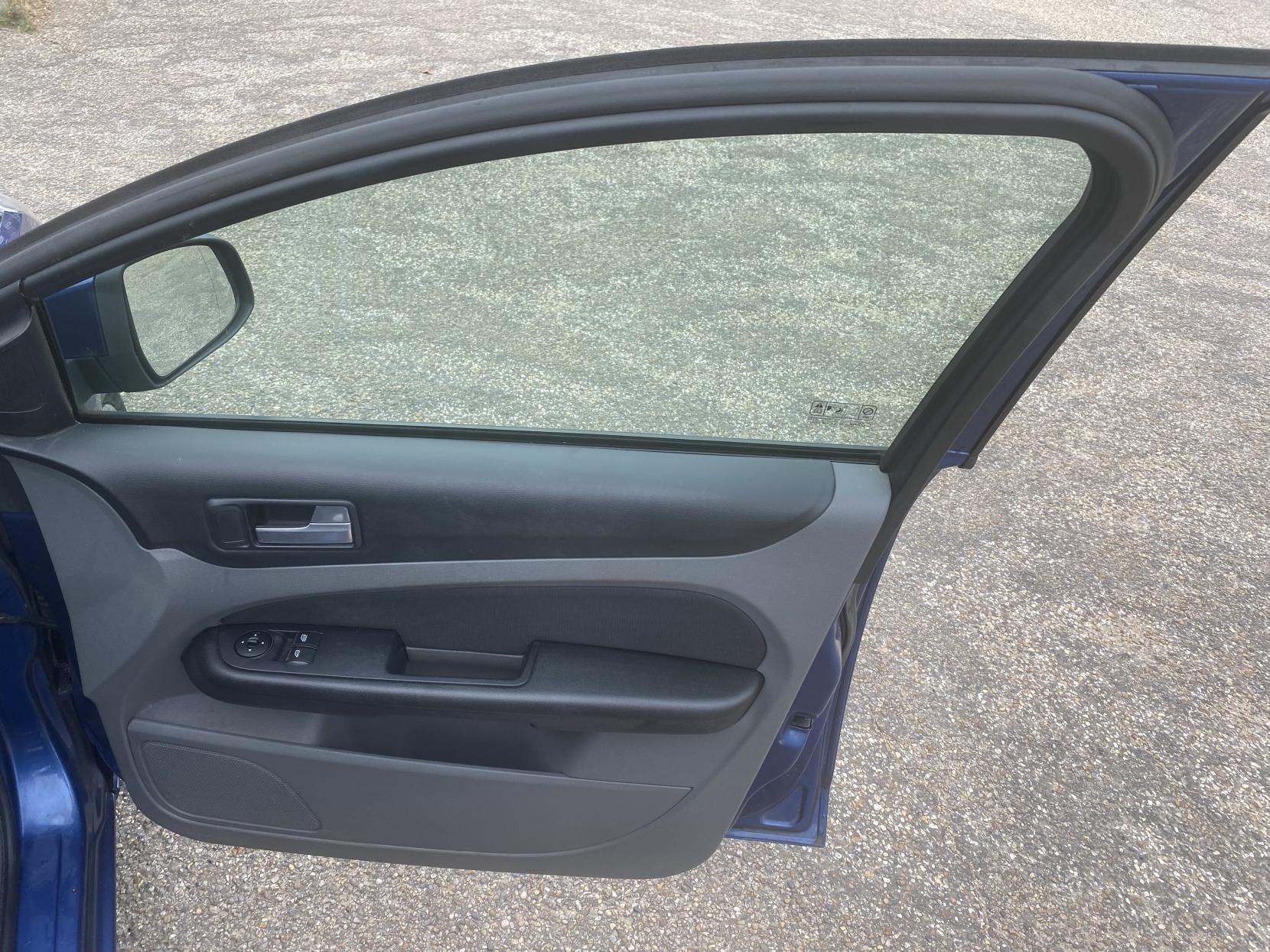 Ford Focus 1.6 Zetec Hatchback 5dr Petrol Manual (161 g/km, 99 bhp)