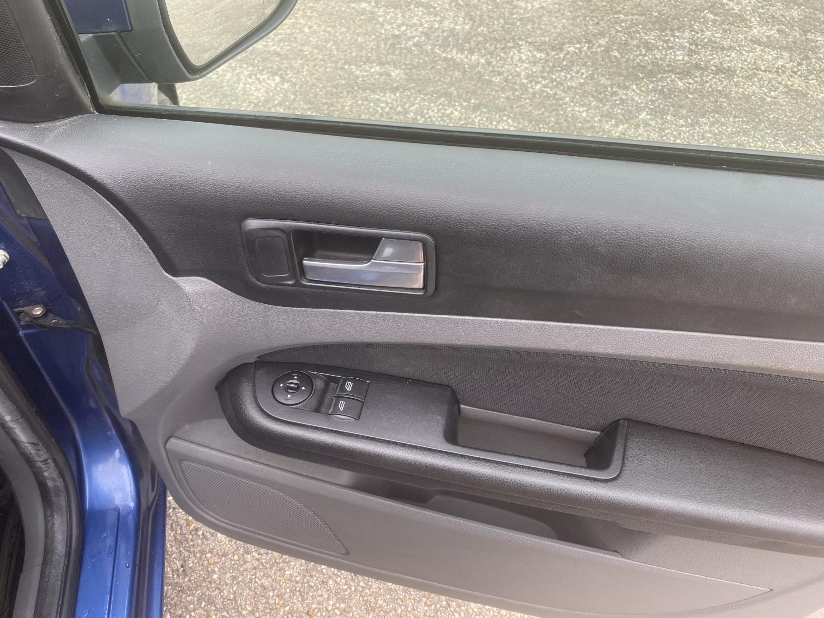 Ford Focus 1.6 Zetec Hatchback 5dr Petrol Manual (161 g/km, 99 bhp)