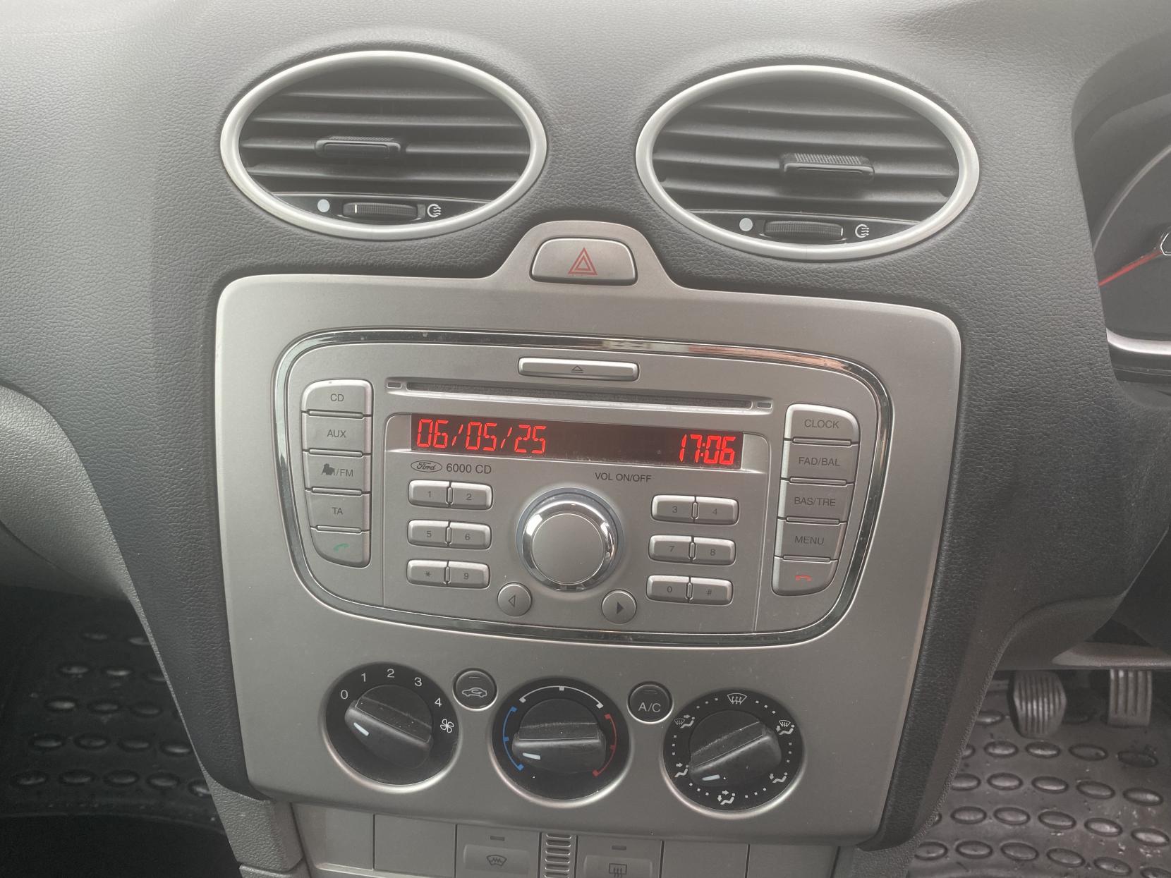Ford Focus 1.6 Zetec Hatchback 5dr Petrol Manual (161 g/km, 99 bhp)