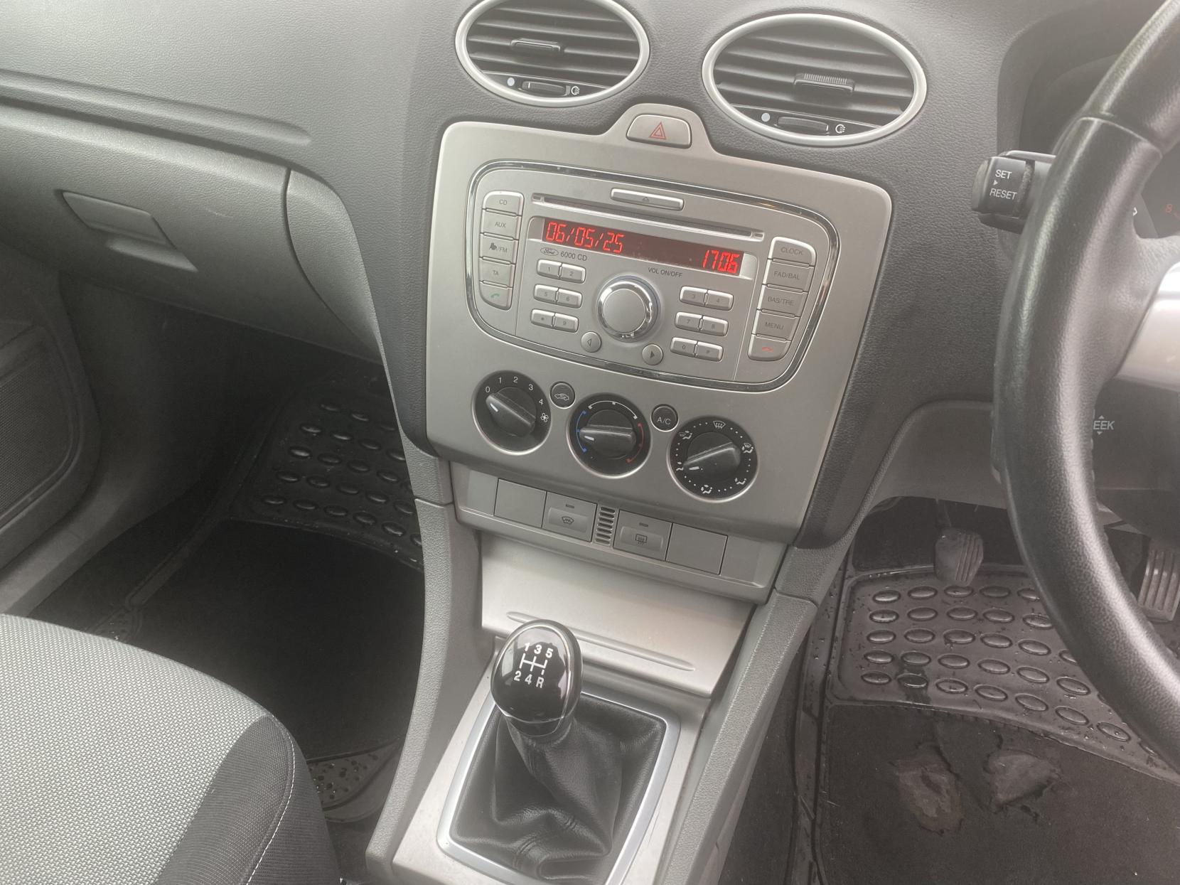 Ford Focus 1.6 Zetec Hatchback 5dr Petrol Manual (161 g/km, 99 bhp)