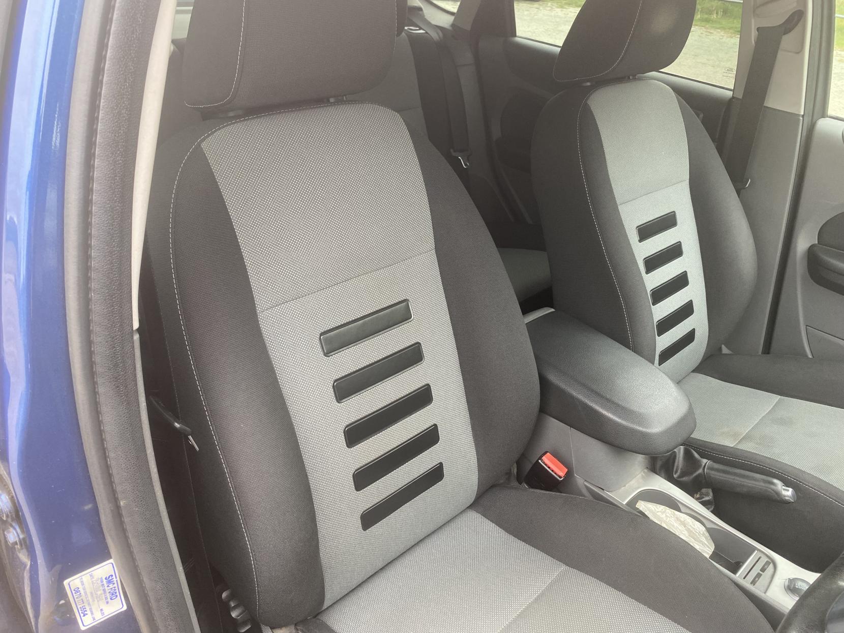 Ford Focus 1.6 Zetec Hatchback 5dr Petrol Manual (161 g/km, 99 bhp)