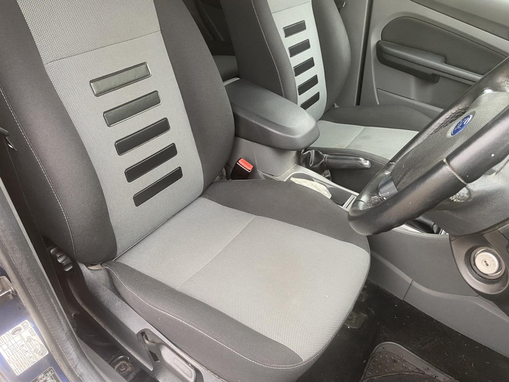 Ford Focus 1.6 Zetec Hatchback 5dr Petrol Manual (161 g/km, 99 bhp)
