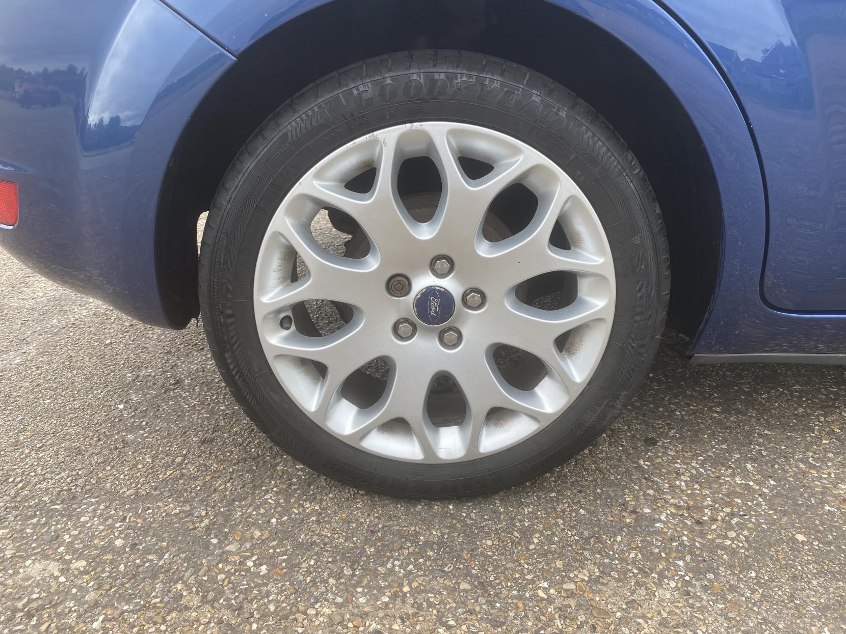 Ford Focus 1.6 Zetec Hatchback 5dr Petrol Manual (161 g/km, 99 bhp)