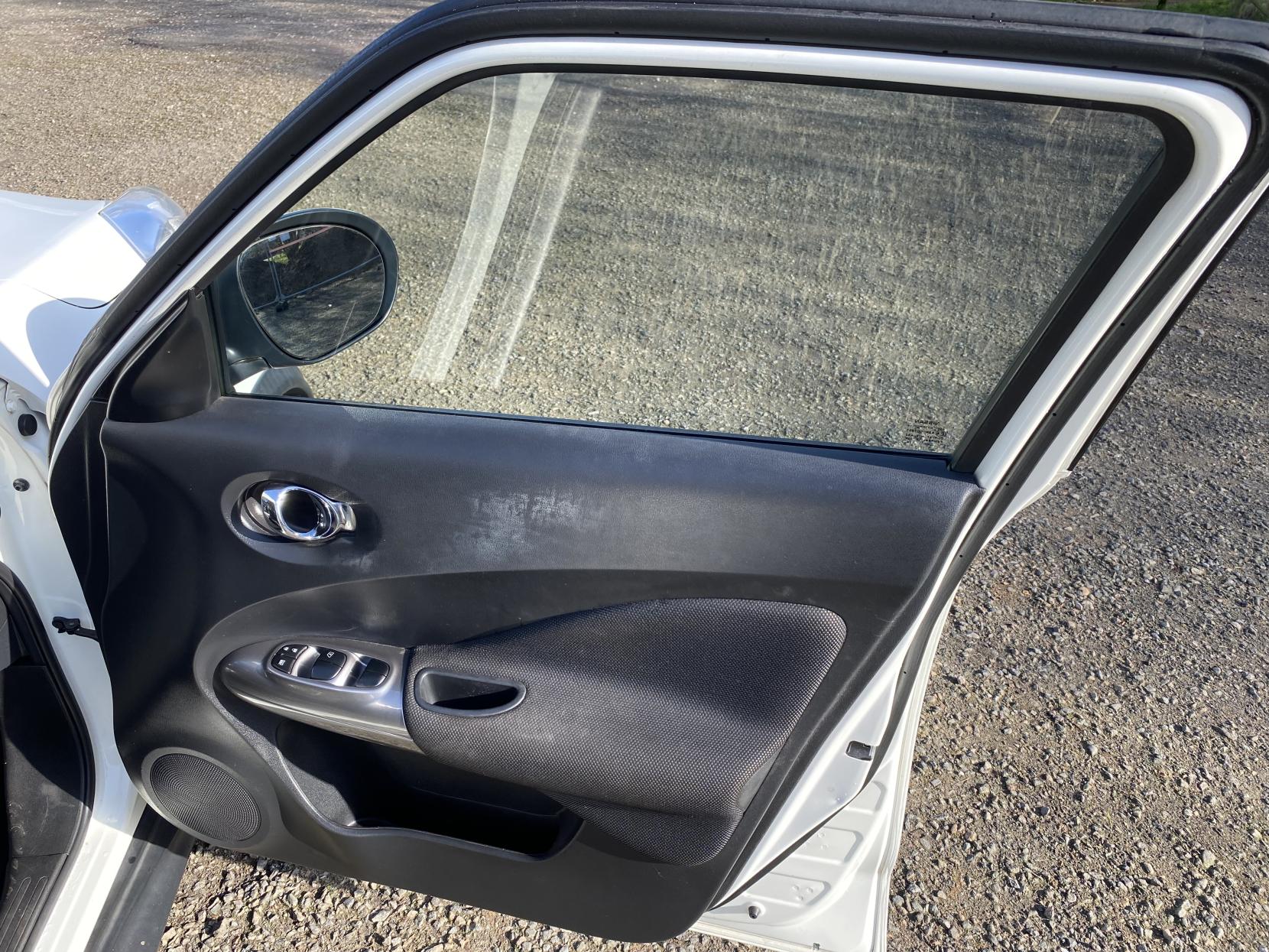 Nissan Juke 1.6 Acenta SUV 5dr Petrol Manual Euro 5 (s/s) (117 ps)