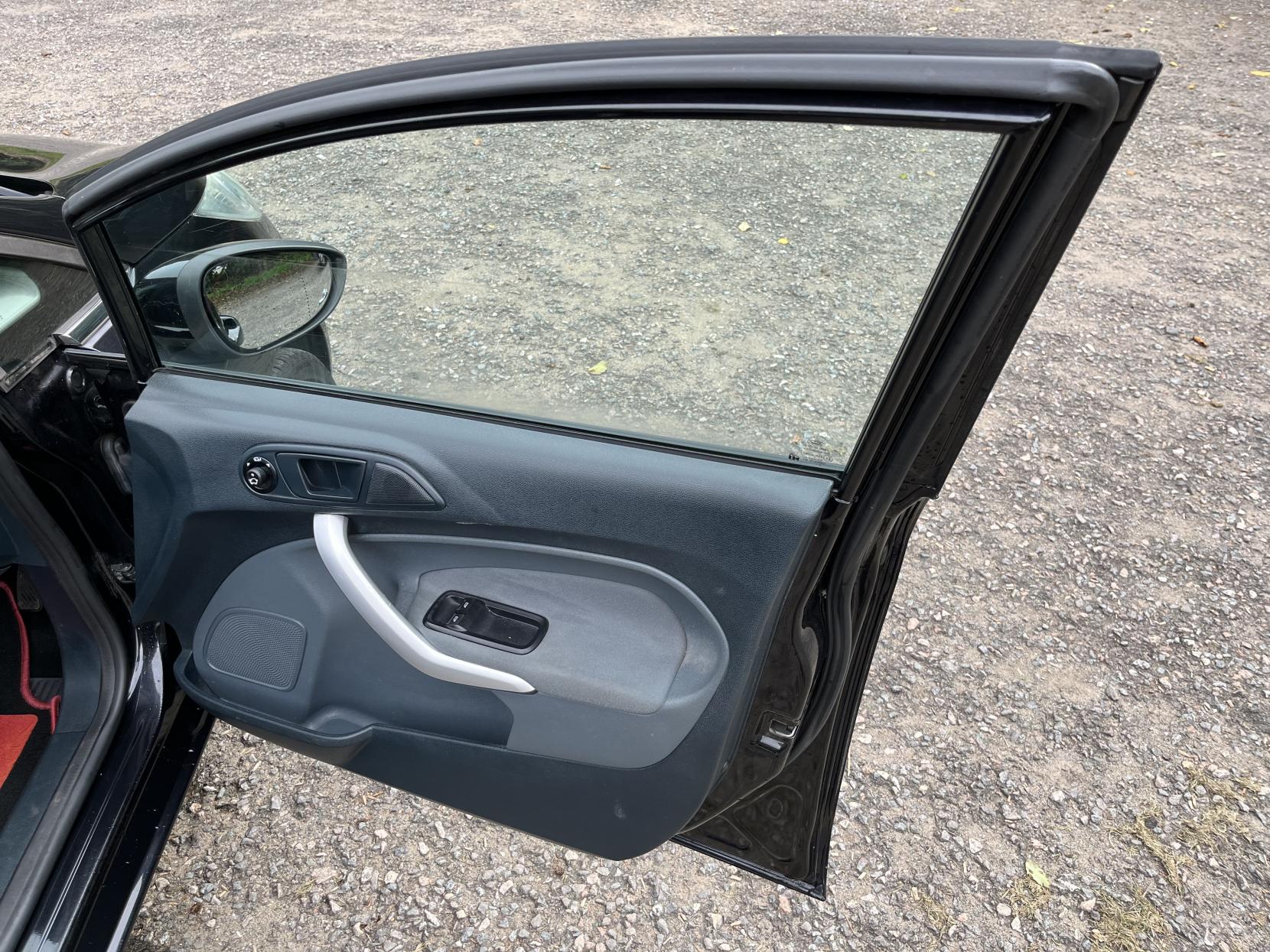Ford Fiesta 1.4 Titanium Hatchback 5dr Petrol Manual (133 g/km, 94 bhp)
