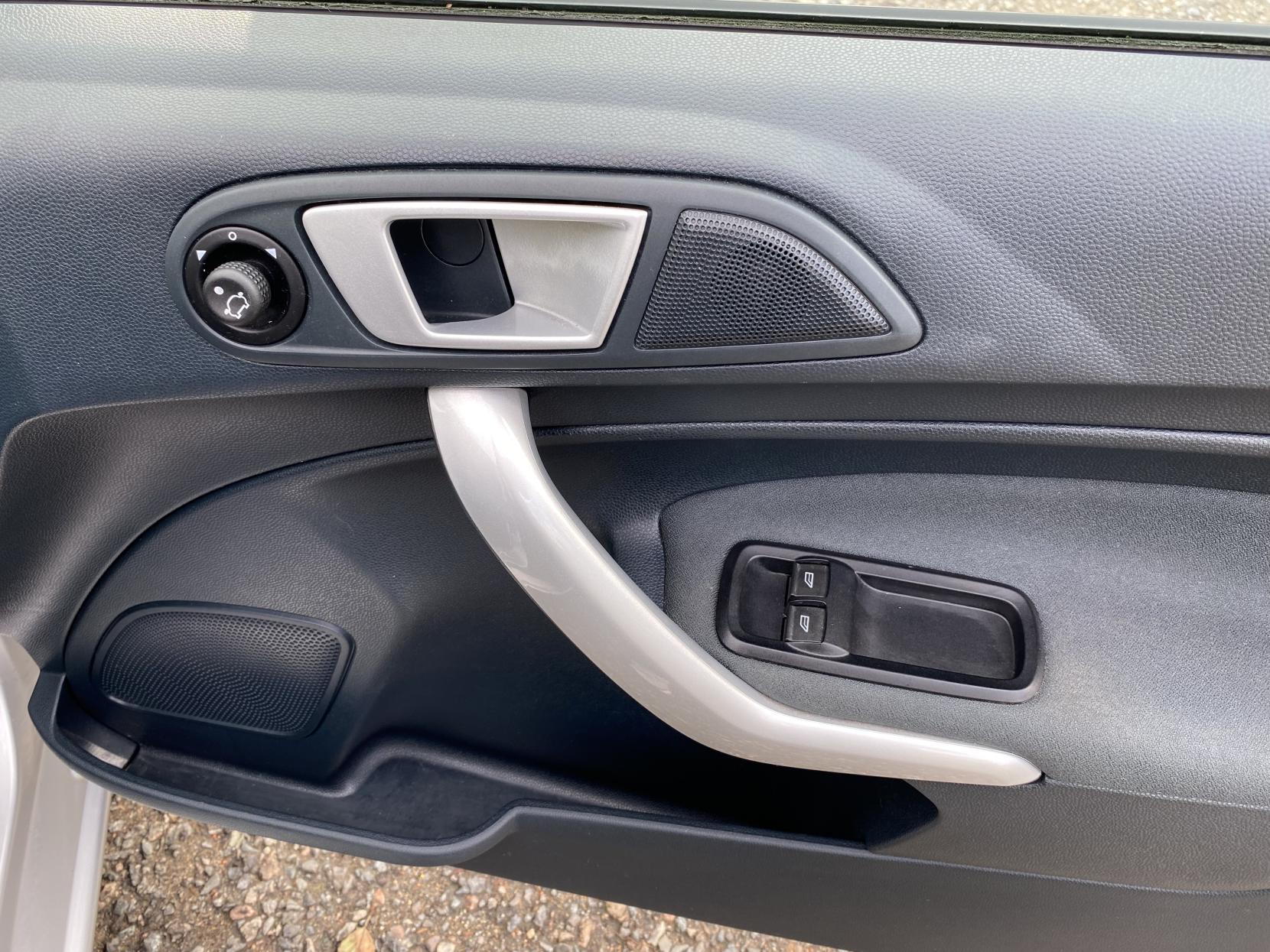 Ford Fiesta 1.25 Zetec Hatchback 5dr Petrol Manual (129 g/km, 81 bhp)