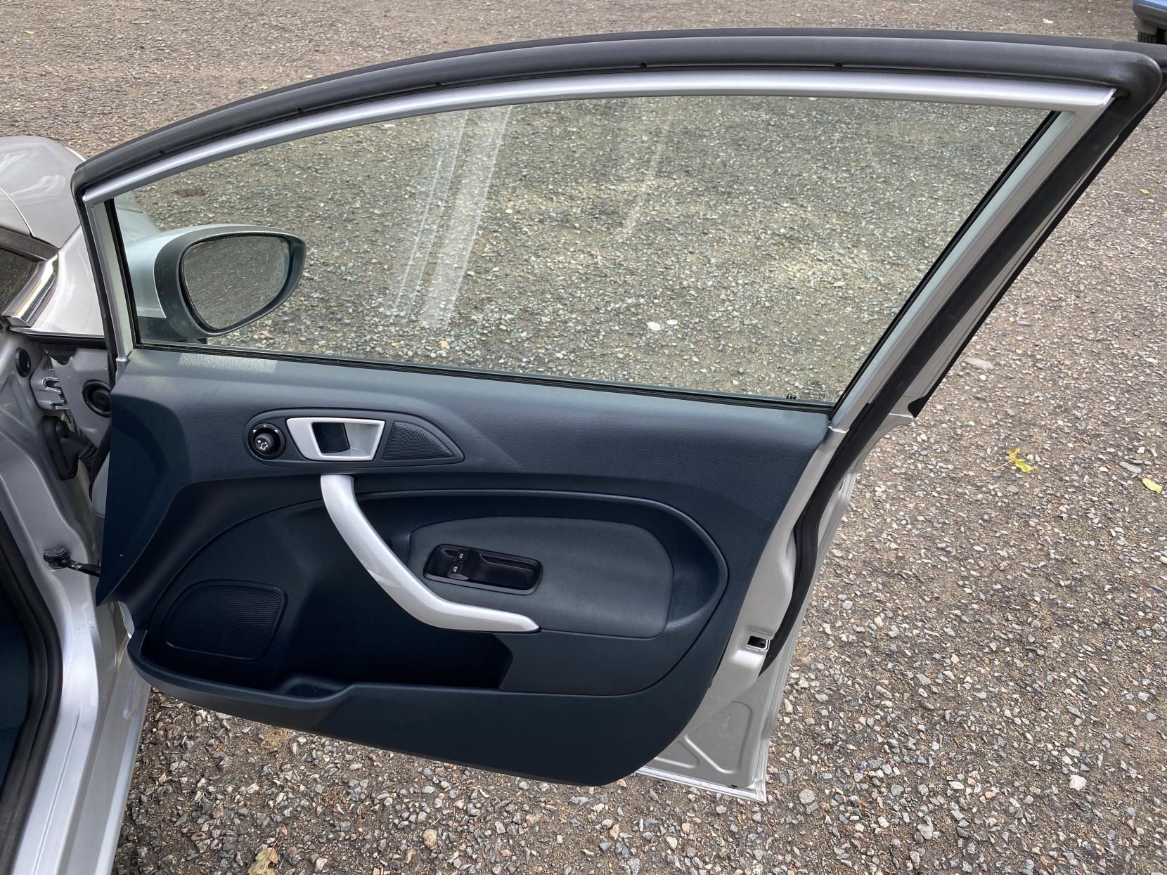 Ford Fiesta 1.25 Zetec Hatchback 5dr Petrol Manual (129 g/km, 81 bhp)