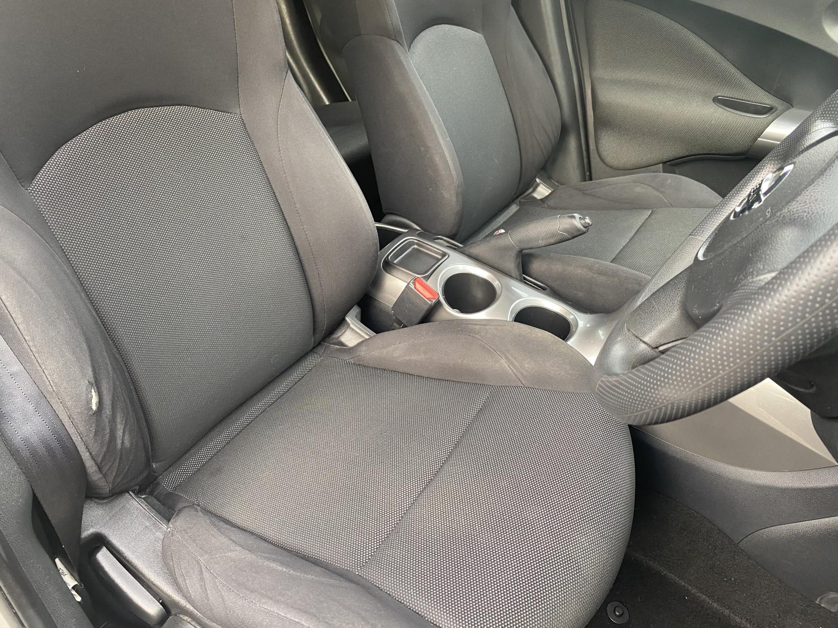 Nissan Juke 1.6 Visia SUV 5dr Petrol Manual Euro 5 (117 ps)