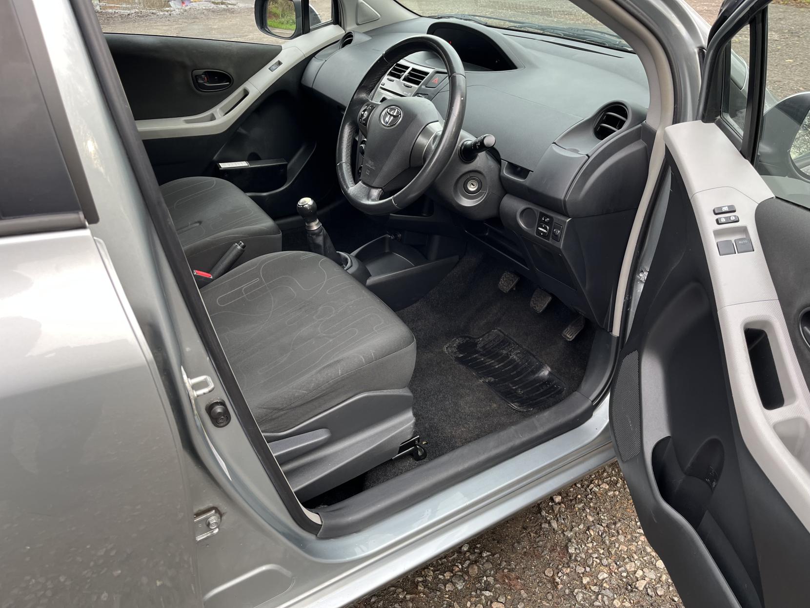 Toyota Yaris 1.0 VVT-i TR Hatchback 5dr Petrol Manual Euro 4 (69 ps)