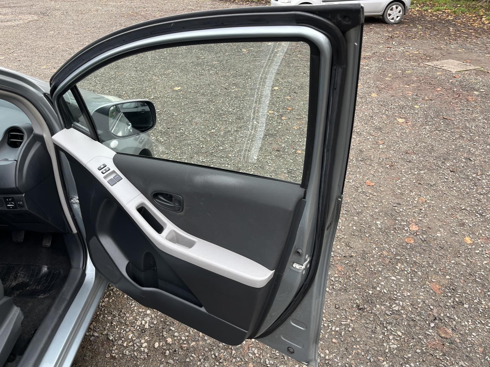 Toyota Yaris 1.0 VVT-i TR Hatchback 5dr Petrol Manual Euro 4 (69 ps)