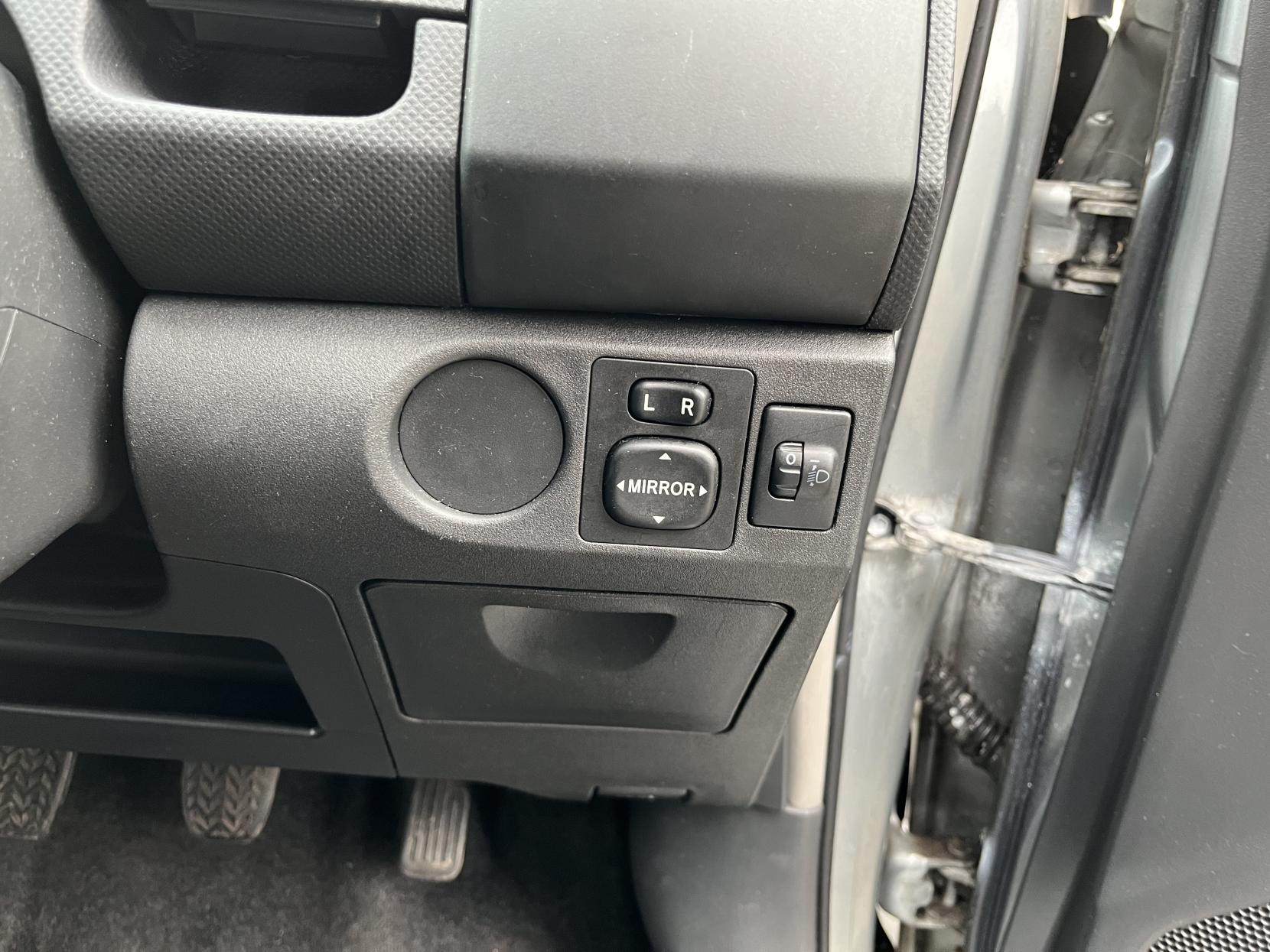 Toyota Yaris 1.0 VVT-i TR Hatchback 5dr Petrol Manual Euro 4 (69 ps)