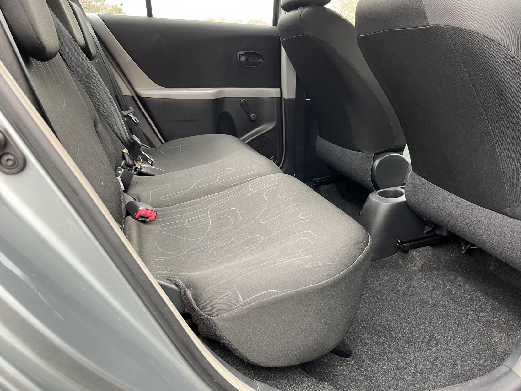 Toyota Yaris 1.0 VVT-i TR Hatchback 5dr Petrol Manual Euro 4 (69 ps)