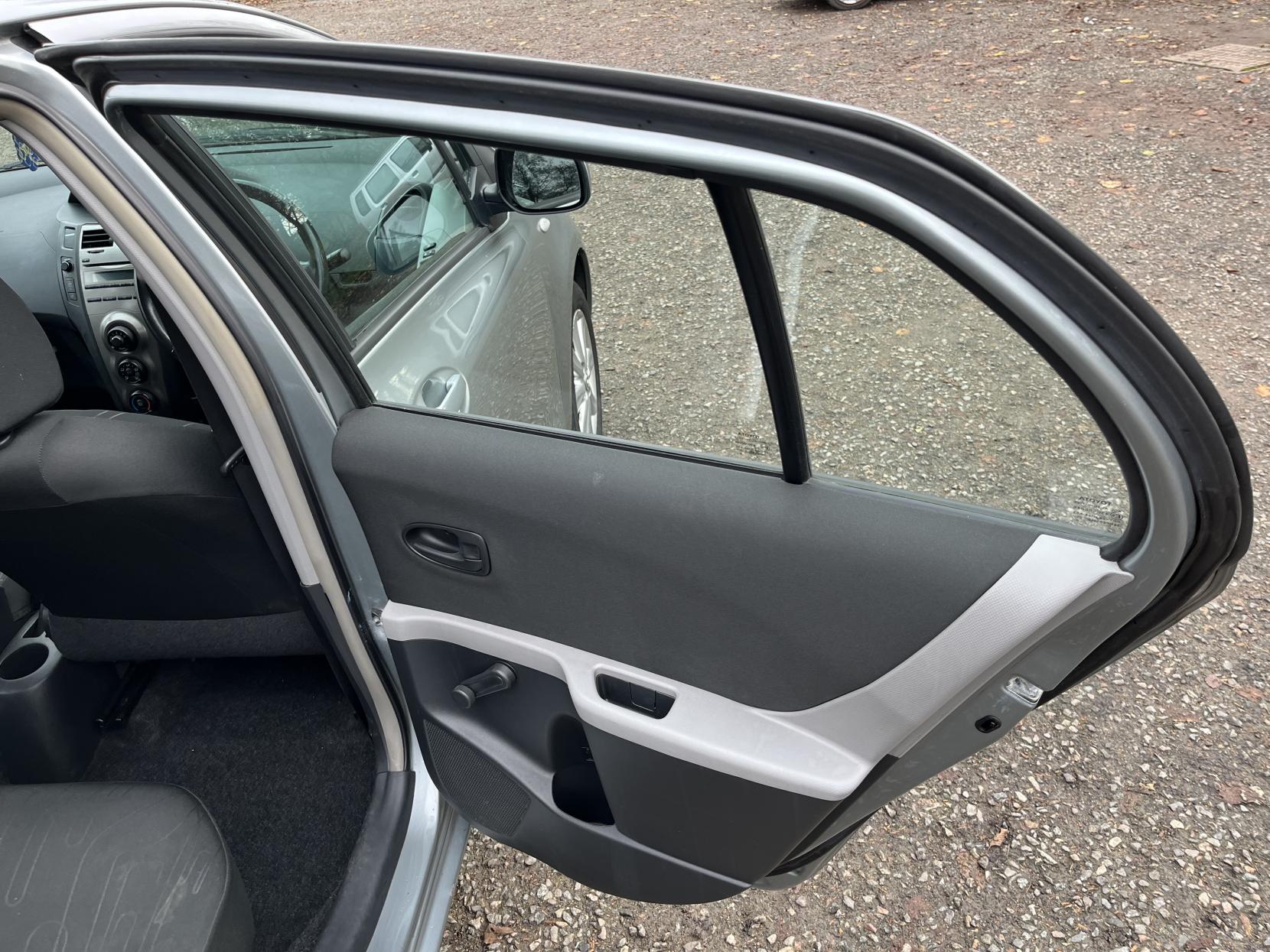 Toyota Yaris 1.0 VVT-i TR Hatchback 5dr Petrol Manual Euro 4 (69 ps)