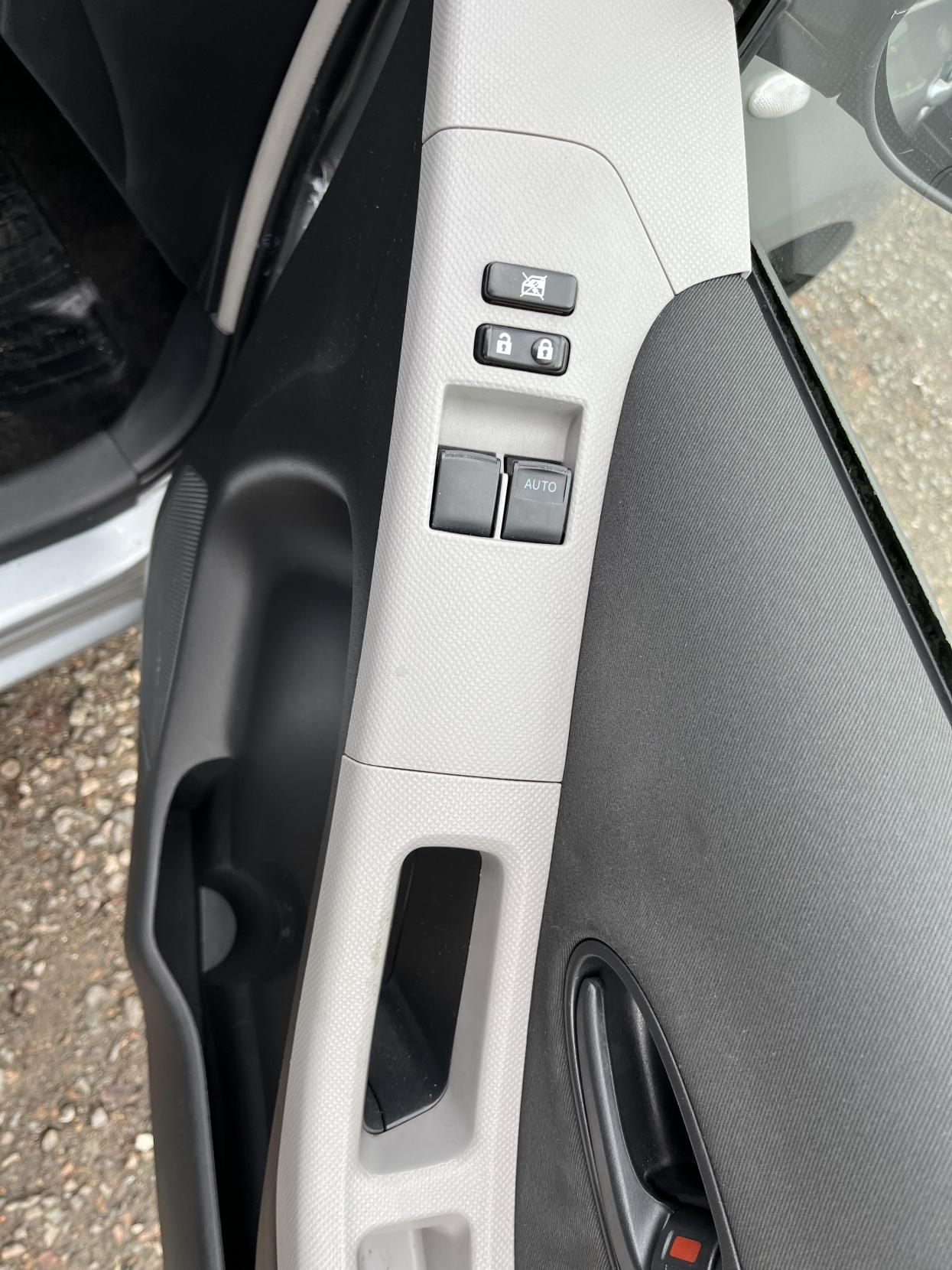 Toyota Yaris 1.0 VVT-i TR Hatchback 5dr Petrol Manual Euro 4 (69 ps)