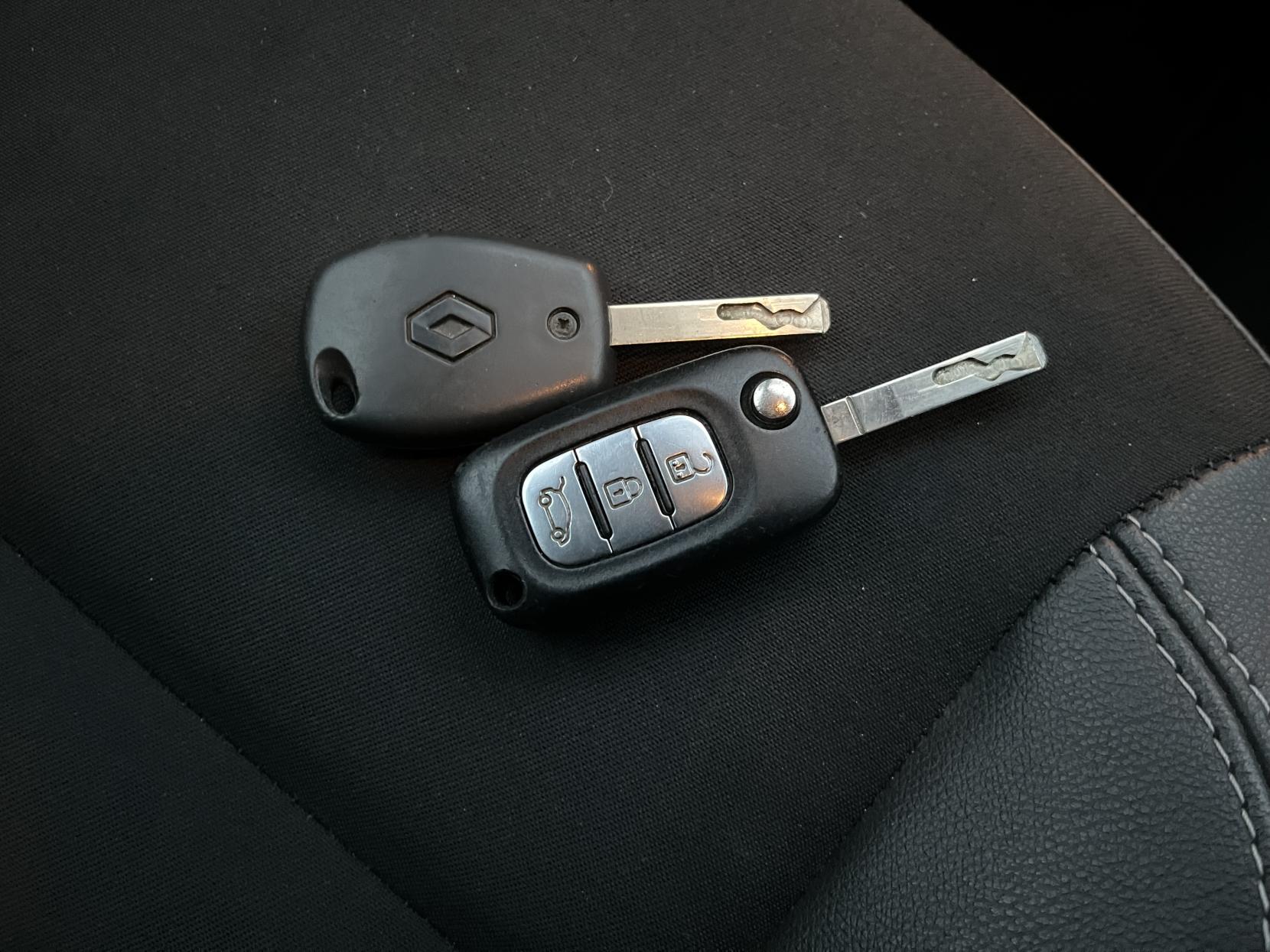 Renault Clio 1.2 Dynamique TomTom Hatchback 3dr Petrol Manual Euro 5 (75 ps)