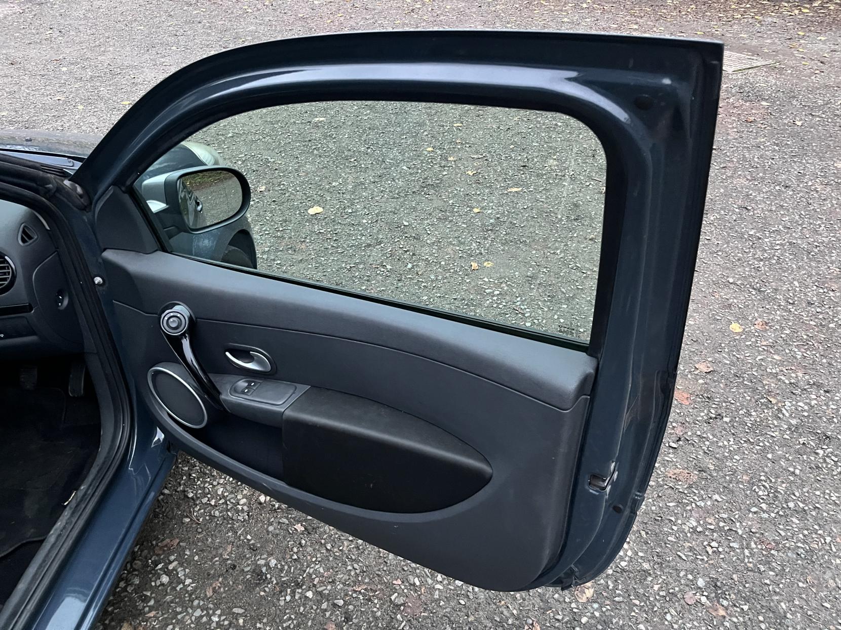 Renault Clio 1.2 Dynamique TomTom Hatchback 3dr Petrol Manual Euro 5 (75 ps)