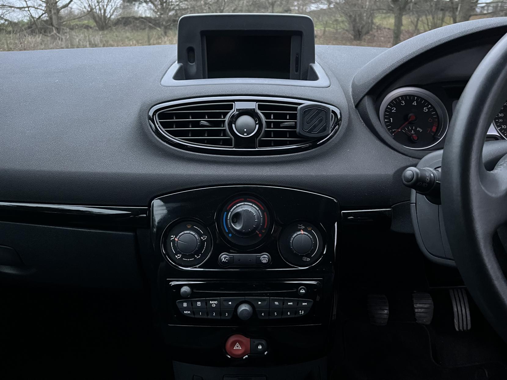 Renault Clio 1.2 Dynamique TomTom Hatchback 3dr Petrol Manual Euro 5 (75 ps)