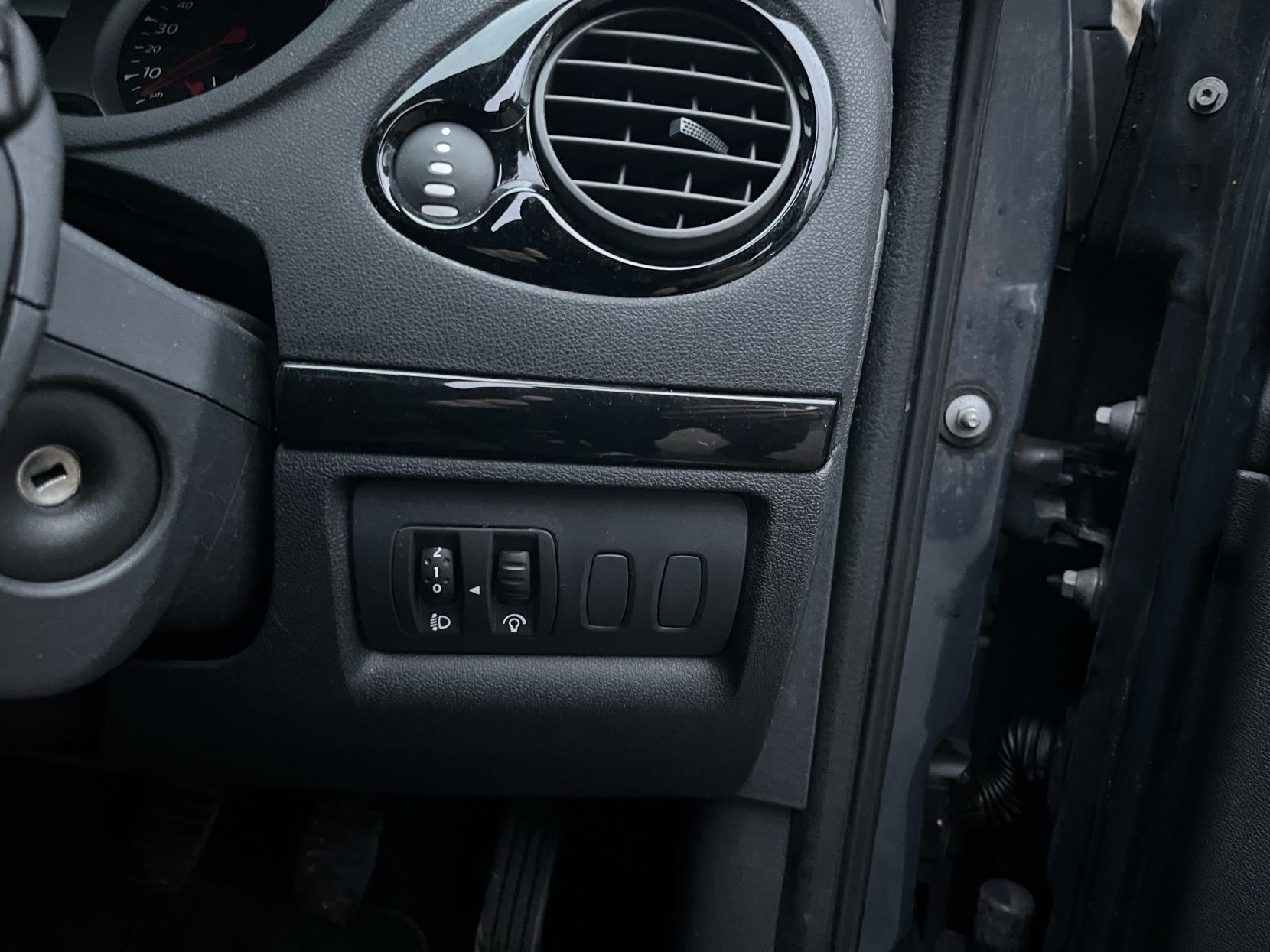 Renault Clio 1.2 Dynamique TomTom Hatchback 3dr Petrol Manual Euro 5 (75 ps)