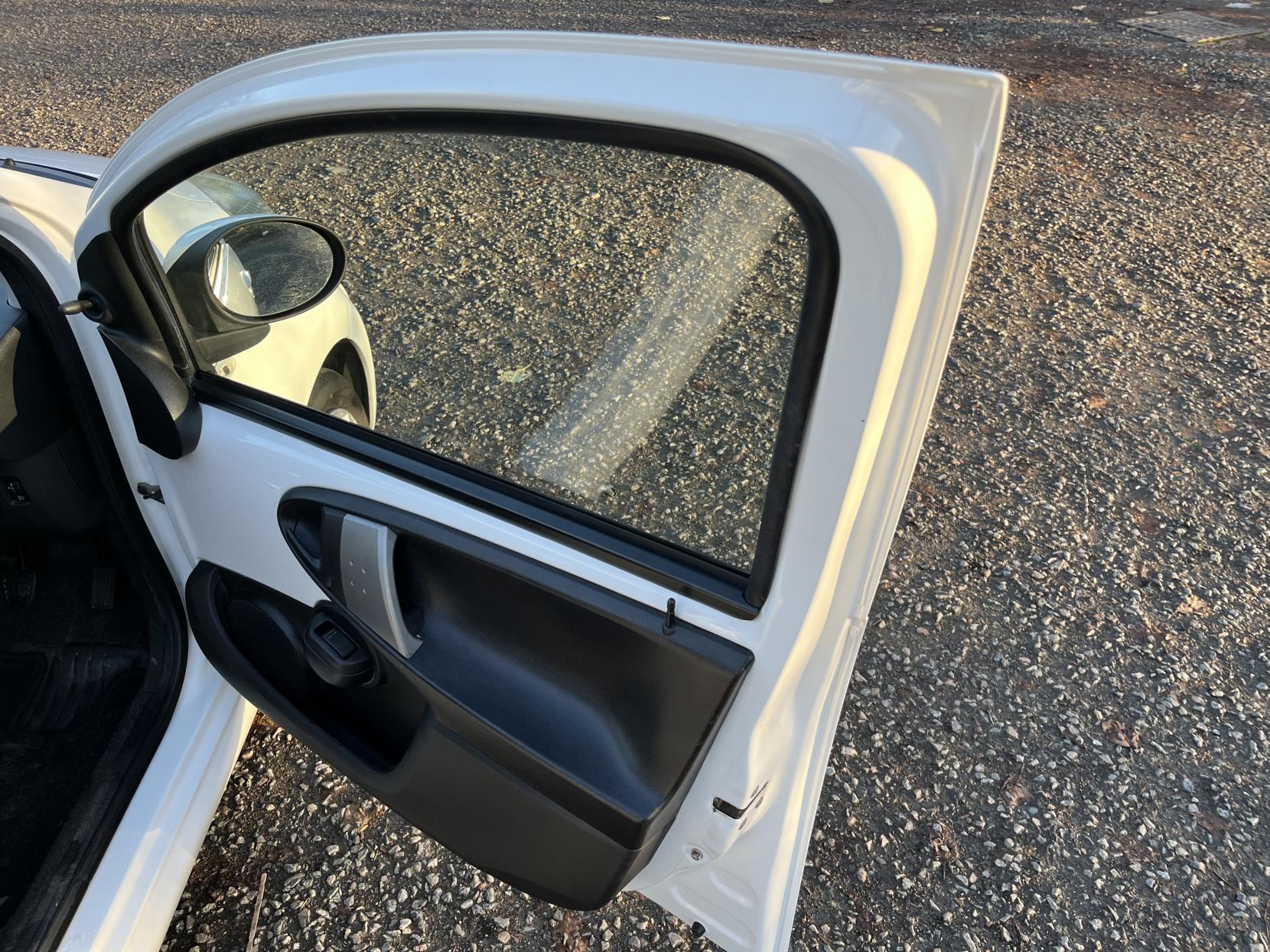 Citroen C1 1.0i VTR Hatchback 5dr Petrol Manual Euro 5 (68 ps)