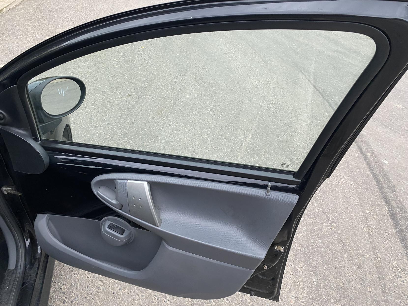 Peugeot 107 1.0 12V Verve Hatchback 5dr Petrol Manual Euro 4 (68 ps)