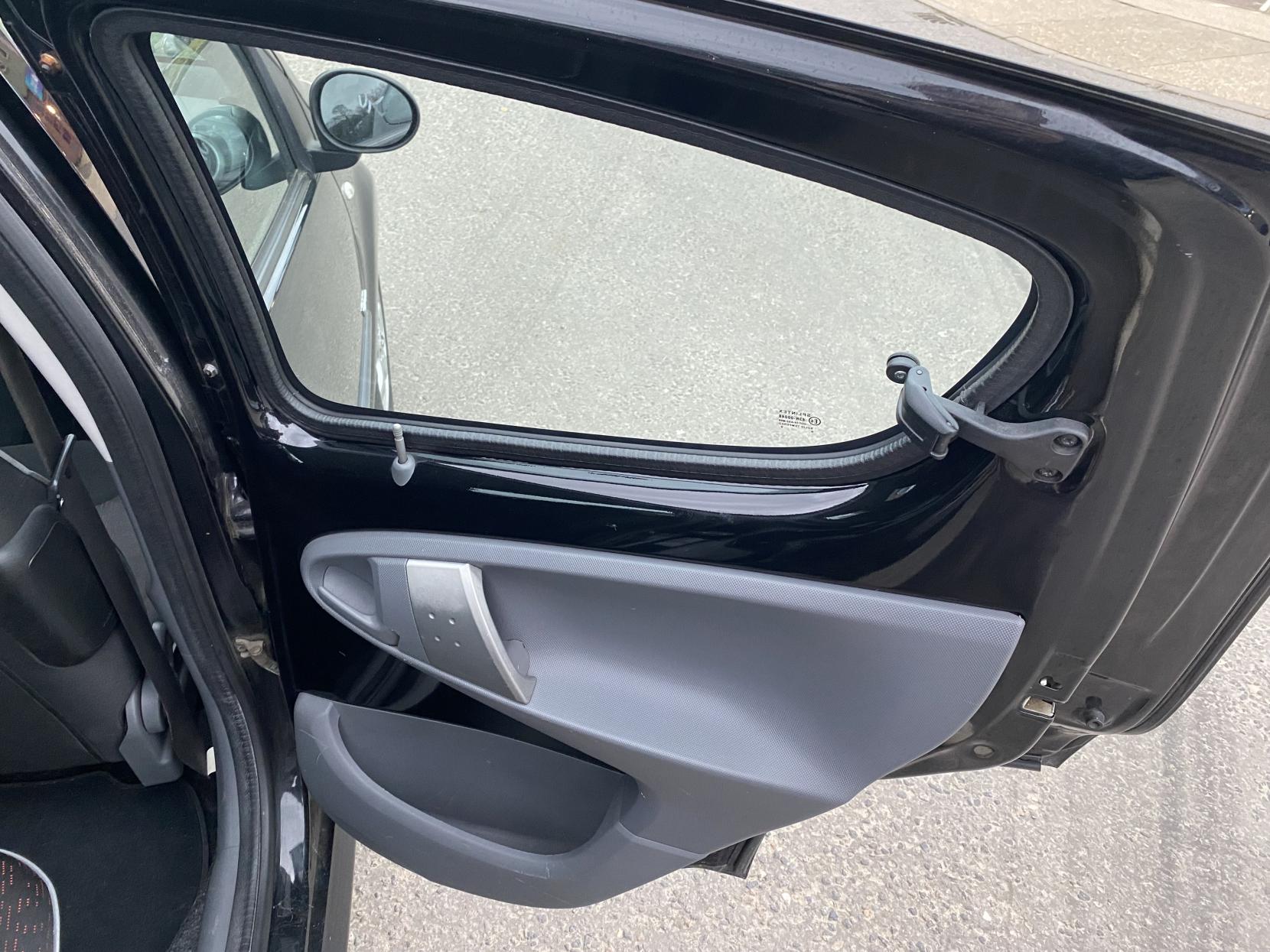 Peugeot 107 1.0 12V Verve Hatchback 5dr Petrol Manual Euro 4 (68 ps)