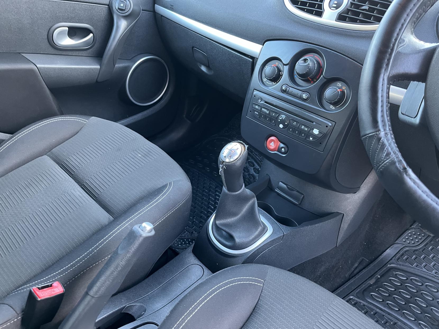 Renault Clio 1.2 Dynamique Hatchback 5dr Petrol Manual Euro 4 (75 ps)