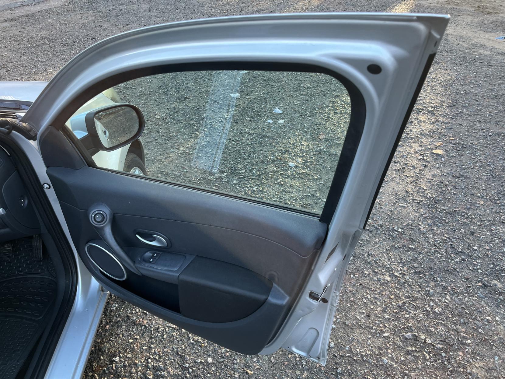 Renault Clio 1.2 Dynamique Hatchback 5dr Petrol Manual Euro 4 (75 ps)