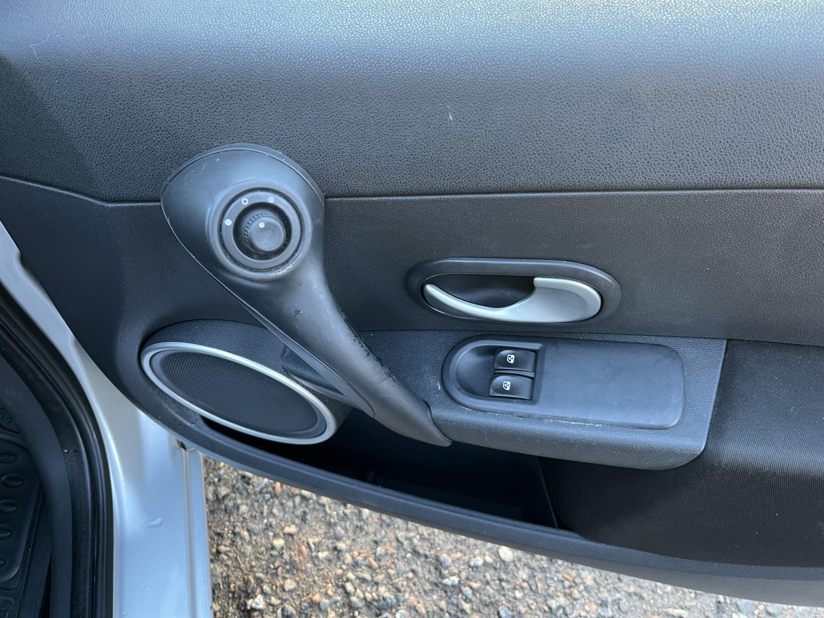 Renault Clio 1.2 Dynamique Hatchback 5dr Petrol Manual Euro 4 (75 ps)