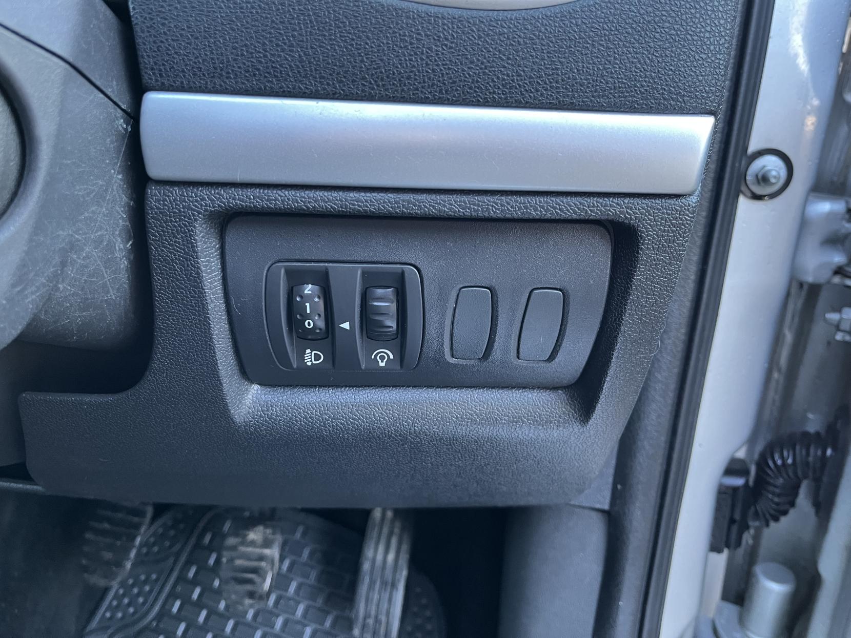 Renault Clio 1.2 Dynamique Hatchback 5dr Petrol Manual Euro 4 (75 ps)