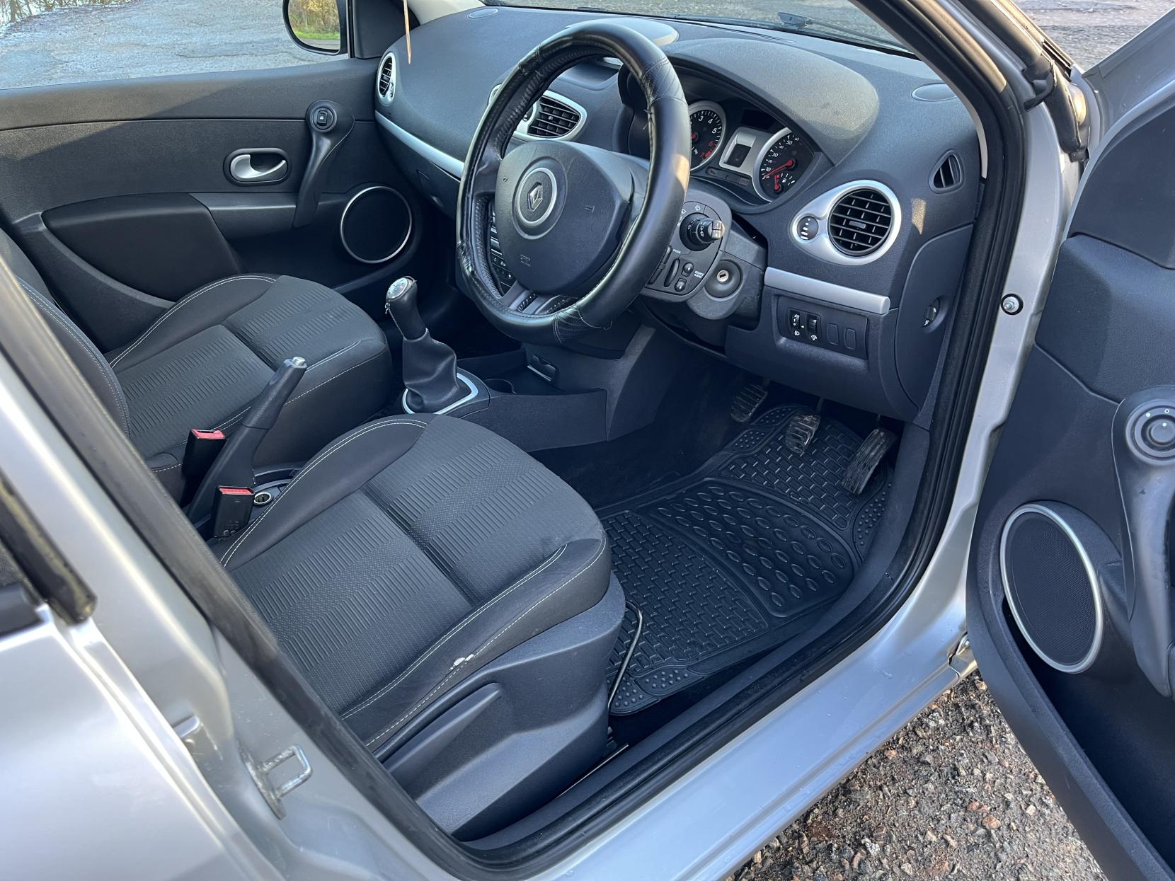 Renault Clio 1.2 Dynamique Hatchback 5dr Petrol Manual Euro 4 (75 ps)