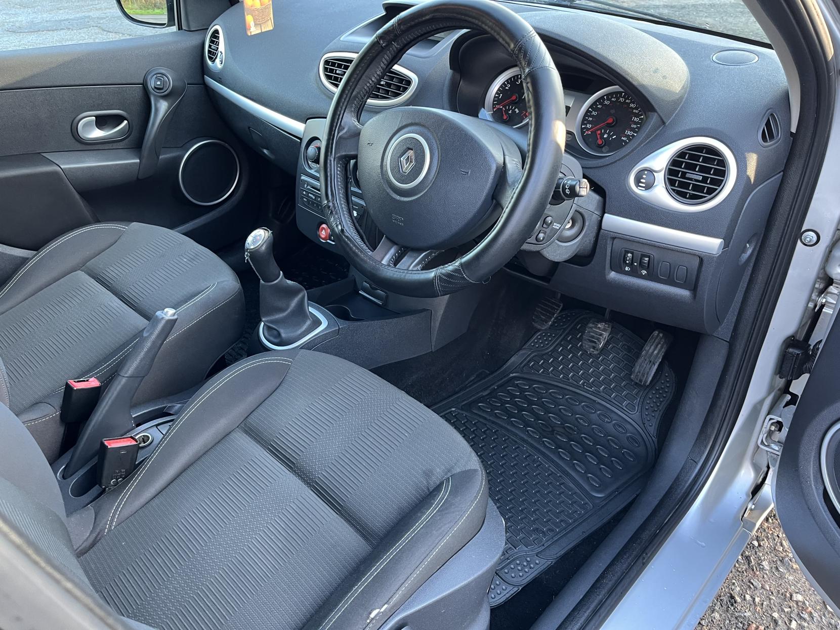 Renault Clio 1.2 Dynamique Hatchback 5dr Petrol Manual Euro 4 (75 ps)