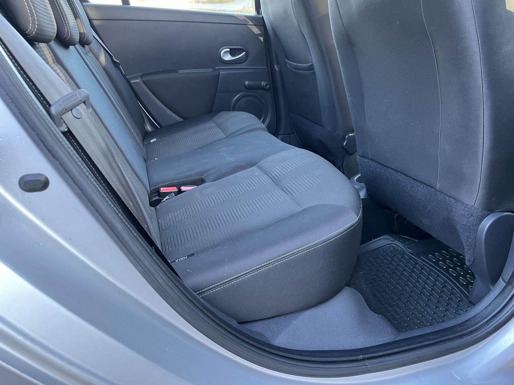 Renault Clio 1.2 Dynamique Hatchback 5dr Petrol Manual Euro 4 (75 ps)