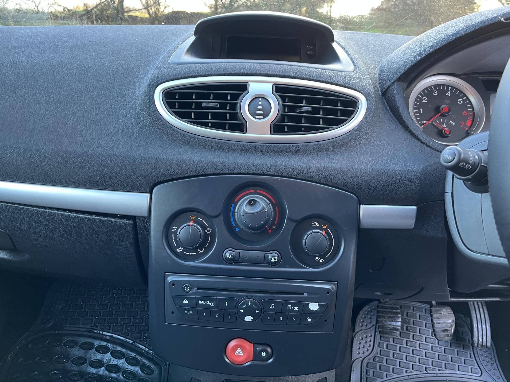 Renault Clio 1.2 Dynamique Hatchback 5dr Petrol Manual Euro 4 (75 ps)