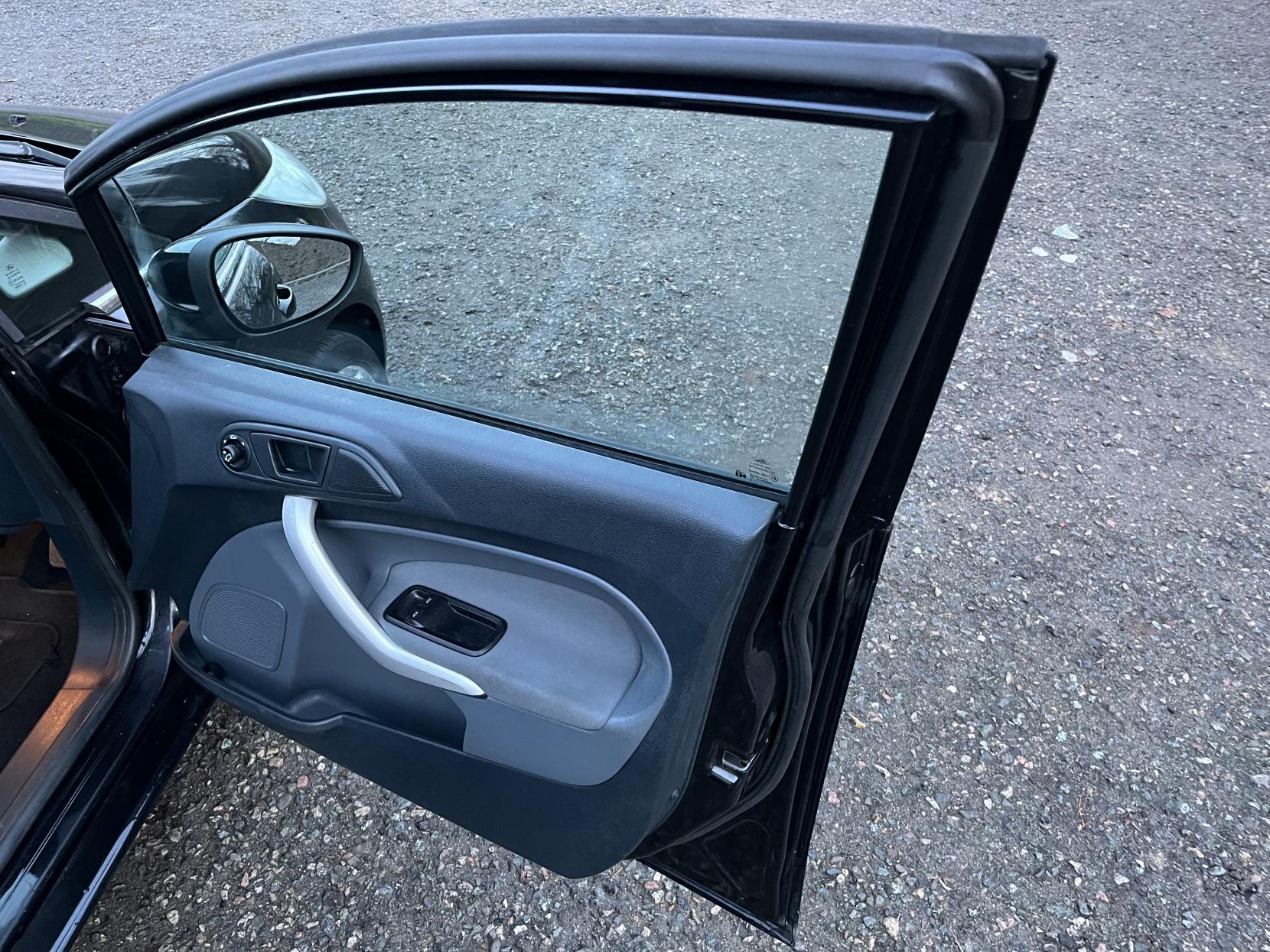 Ford Fiesta 1.25 Zetec Hatchback 3dr Petrol Manual (133 g/km, 81 bhp)