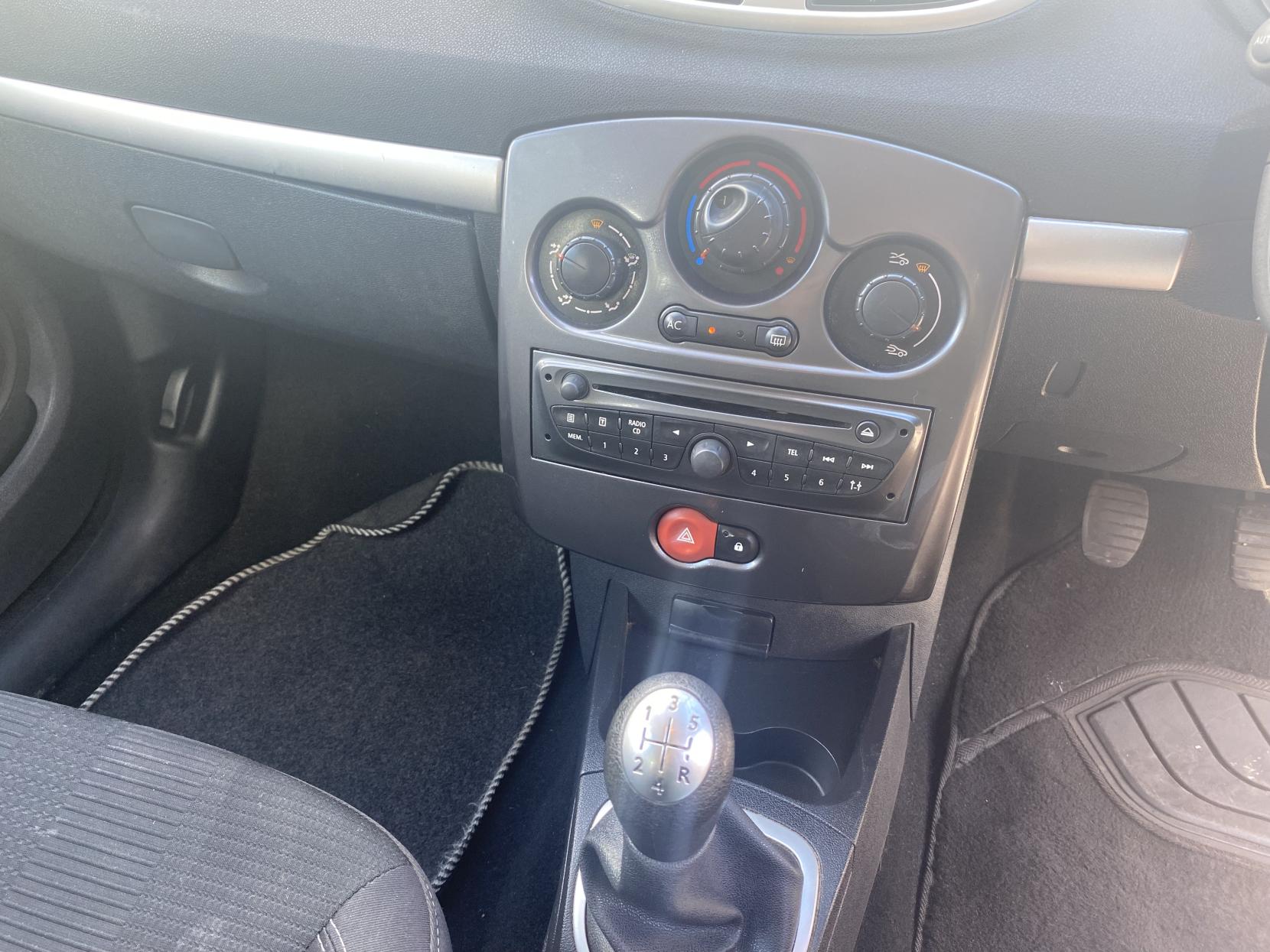 Renault Clio 1.2 I-Music Hatchback 5dr Petrol Manual Euro 5 (75 ps)