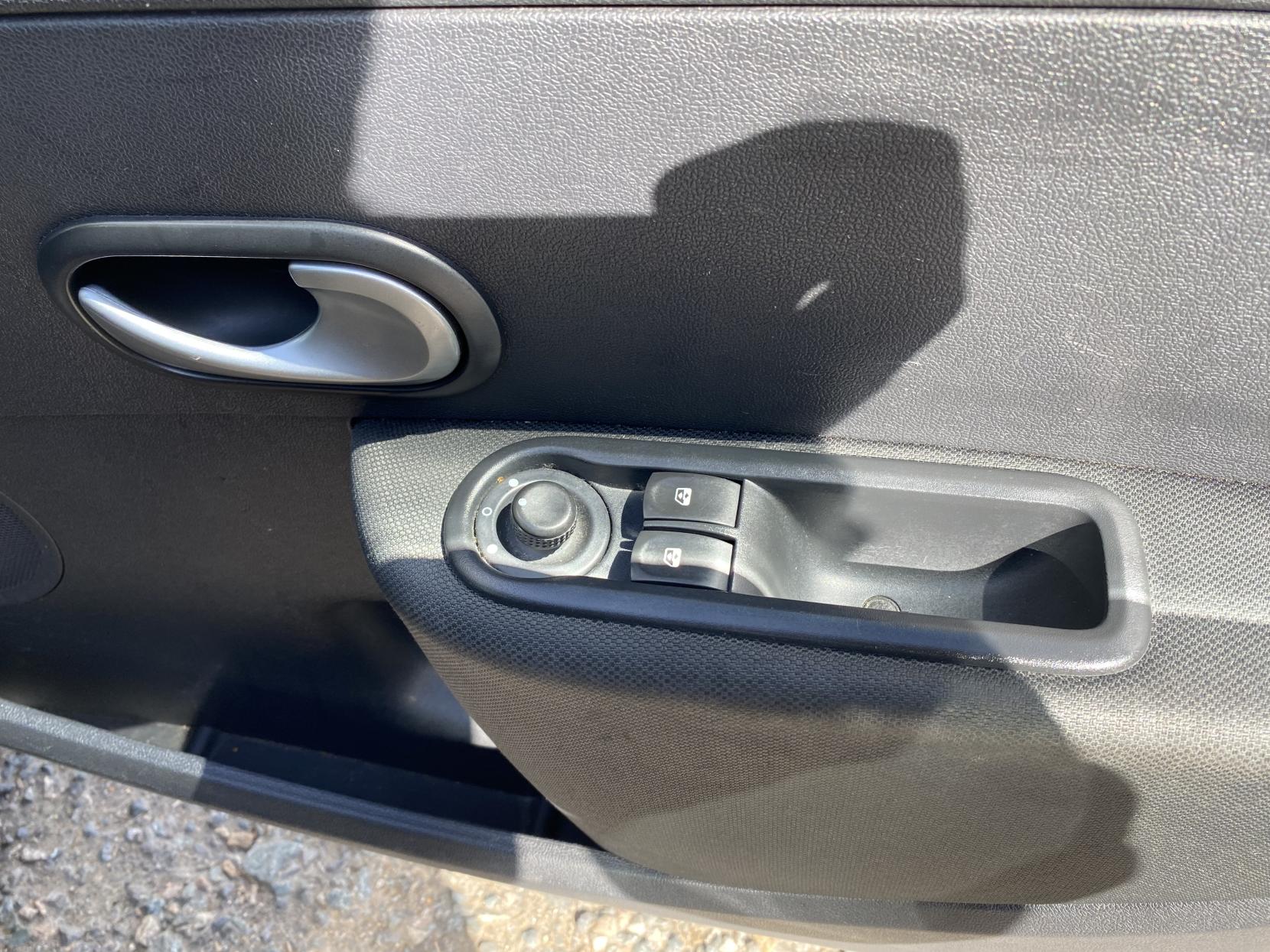 Renault Clio 1.2 I-Music Hatchback 5dr Petrol Manual Euro 5 (75 ps)